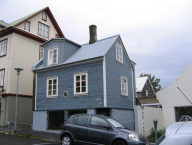 Obr. 6  Dřevěný dům v zástavbě hlavního města (Reykjavík, Island)